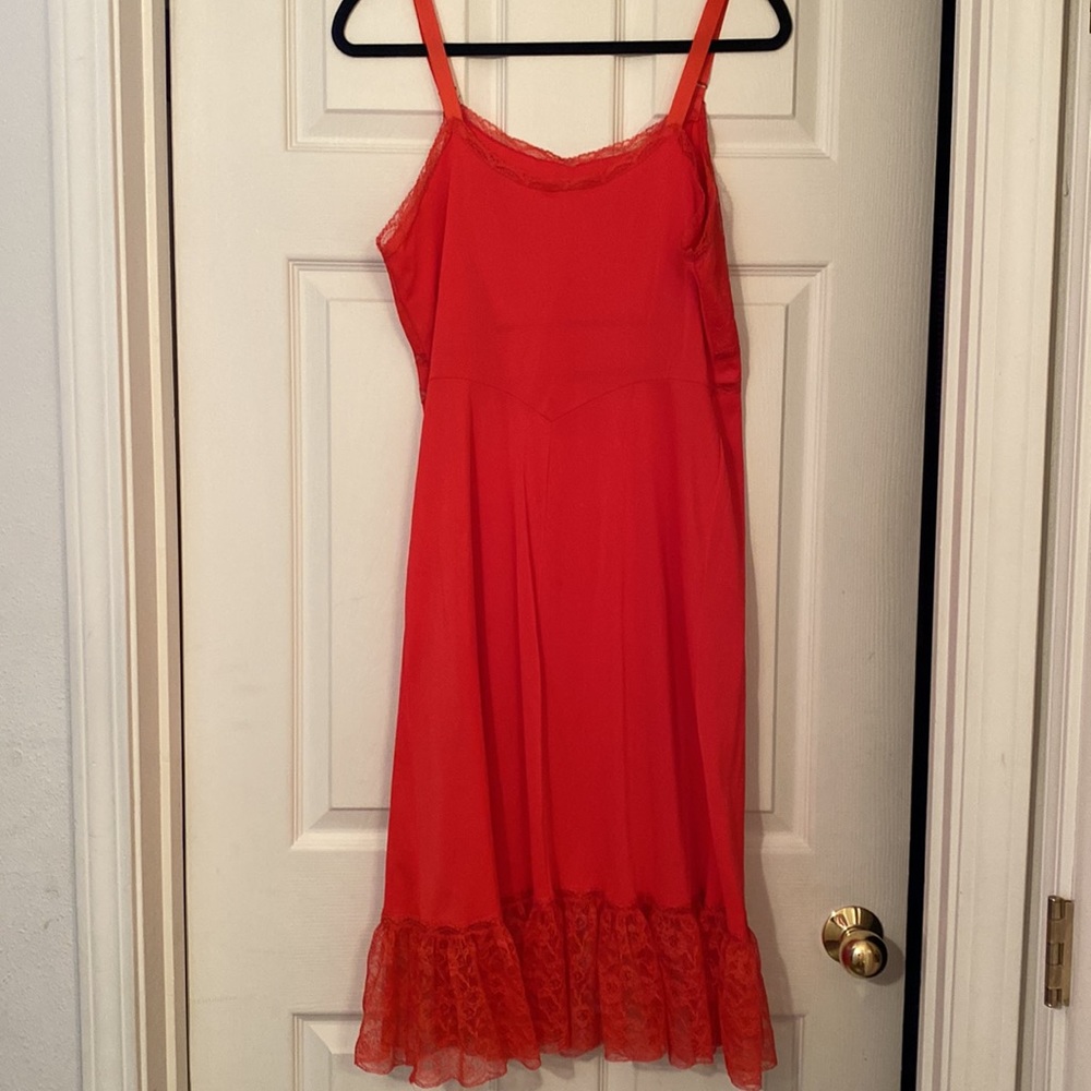 Red slip with lace bodice and bottom with adjustable straps in EUC Vintage - Picture 4 of 8